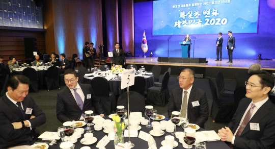 2일 서울 중구 대한상공회의소에서 경제계 인사들이 정부 신년합동인사회에 참석해 이야기를 나누고 있다. 오른쪽부터 이재용 삼성전자 부회장, 정의선 현대자동차 수석부회장, 구광모 LG그룹 회장, 최태원 SK그룹 회장.  연합뉴스